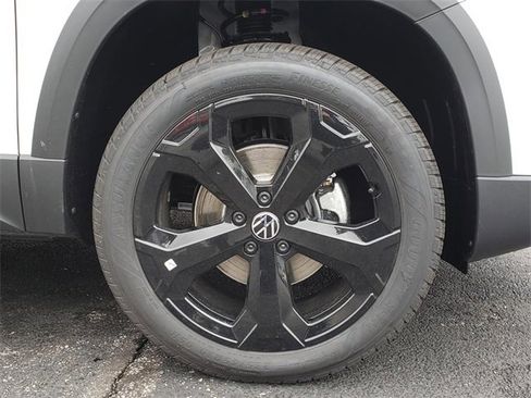 New 2025 Volkswagen Taos SE image 12