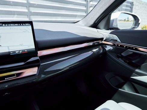 Used 2026 BMW 550e xDrive image 73