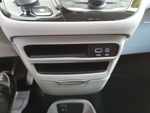 Used 2017 Chrysler Pacifica LX image 48
