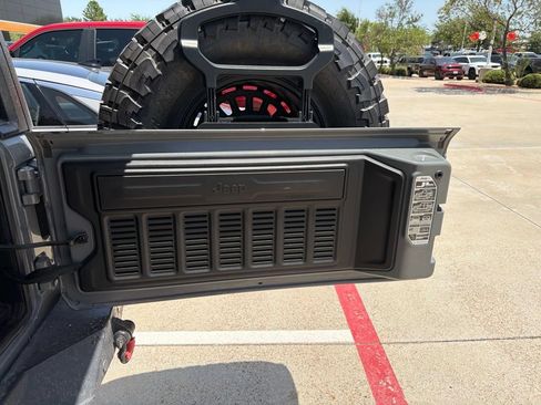 Used 2018 Jeep Wrangler Unlimited Sahara AWD/4WD image 34