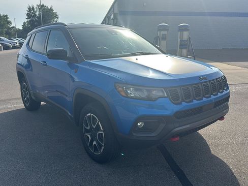 Used 2025 Jeep Compass Trailhawk AWD/4WD image 7