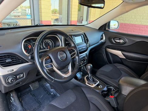 Used 2017 Jeep Cherokee Latitude w/ Safety/Convenience Group FWD image 16