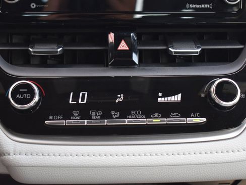Used 2022 Toyota Corolla SE w/ SE Premium Package FWD image 12