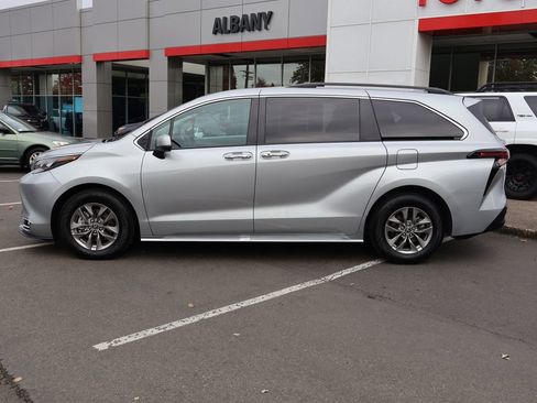 Used 2024 Toyota Sienna XLE image 4