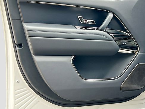 New 2025 Land Rover Range Rover SV image 18