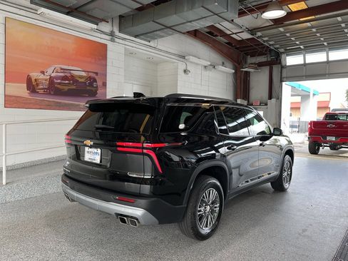 Used 2025 Chevrolet Traverse LT image 11