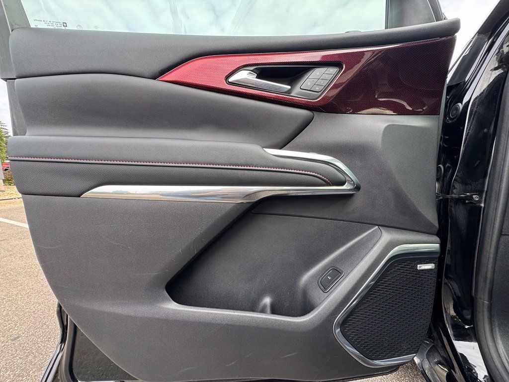 Used 2025 Chevrolet Traverse RS AWD/4WD image 16