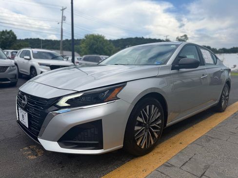 Used 2024 Nissan Altima 2.5 SV FWD image 4