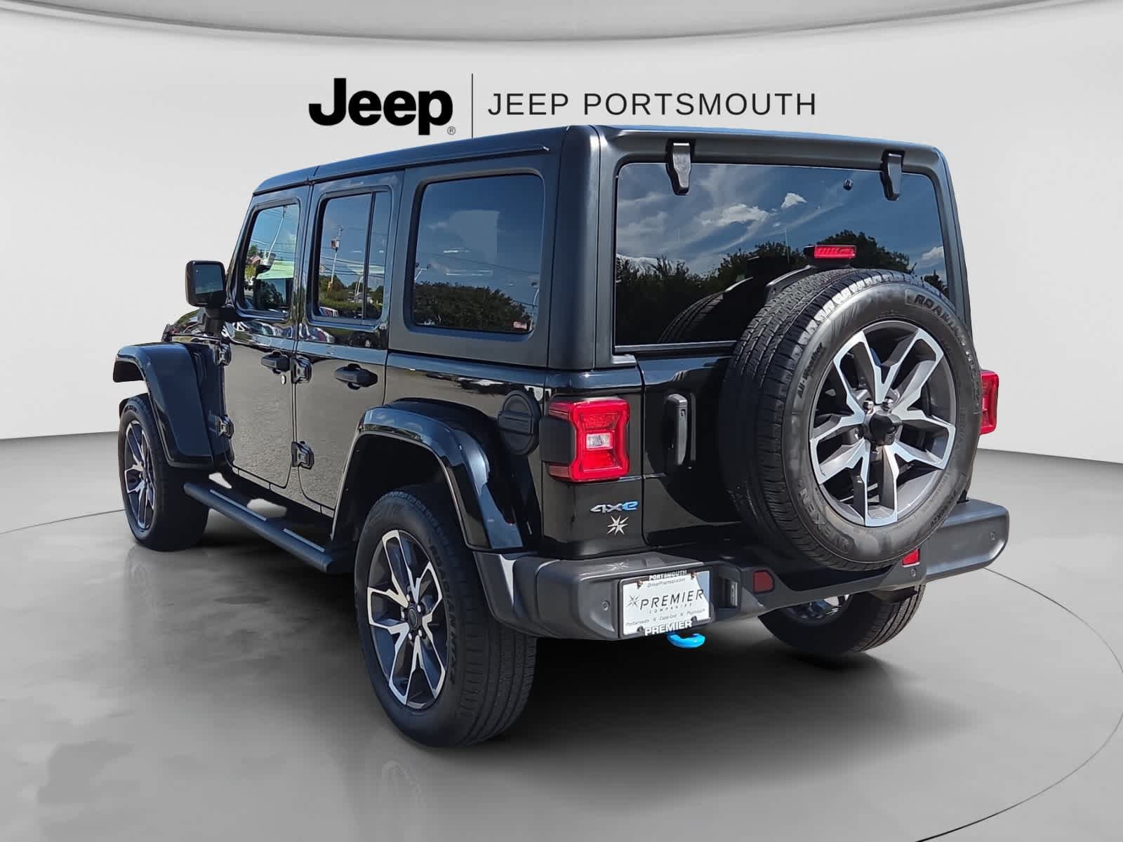 Used 2024 Jeep Wrangler Unlimited w/ Convenience Group AWD/4WD image 5