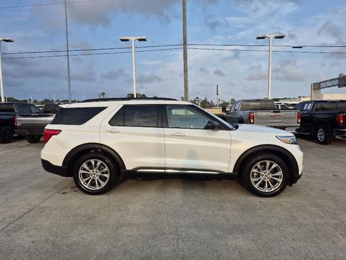 Certified 2023 Ford Explorer XLT w/ Equipment Group 202A image 5