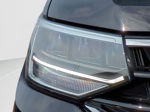 Used 2023 Volkswagen Tiguan SE R-Line image 9