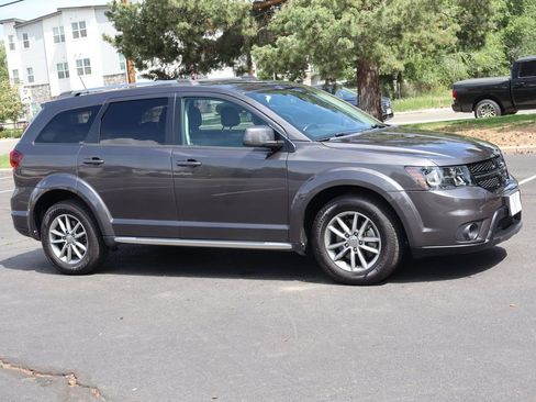 Used 2018 Dodge Journey Crossroad FWD image 2