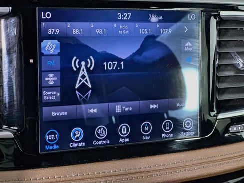Used 2020 Chrysler Pacifica Limited w/ Tire & Wheel Group FWD image 21