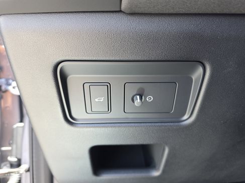 New 2025 Land Rover Discovery S image 29