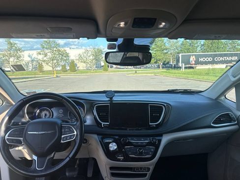 Used 2021 Chrysler Pacifica Touring-L FWD image 15