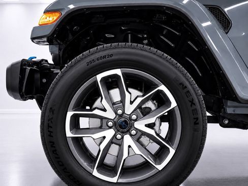Used 2024 Jeep Wrangler Unlimited w/ Convenience Group AWD/4WD image 4