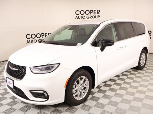Used 2024 Chrysler Pacifica Touring-L FWD image 8