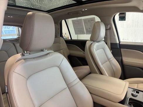 Used 2023 Lincoln Aviator AWD w/ Premium Package image 38