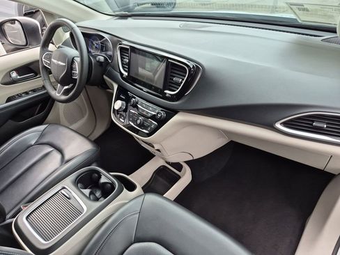 Used 2023 Chrysler Pacifica Touring-L FWD image 22