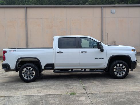 Used 2023 Chevrolet Silverado 2500 Custom w/ Custom Value Package AWD/4WD image 10