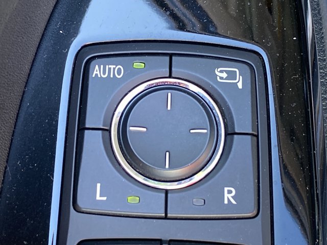 Used 2016 Lexus LX 570 4WD w/ Luxury Package image 18