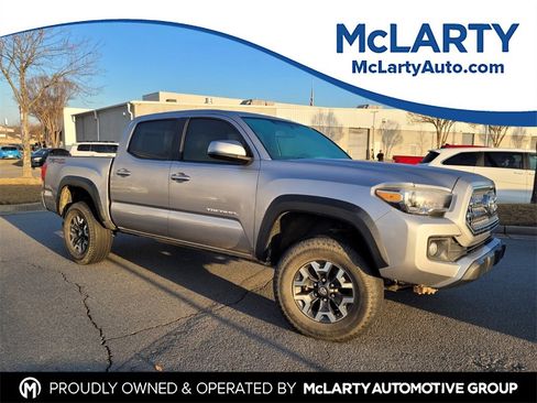 Used 2017 Toyota Tacoma TRD Off-Road image 1