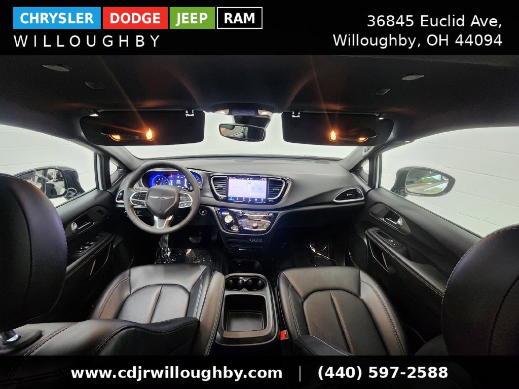 Used 2025 Chrysler Pacifica Select FWD image 25