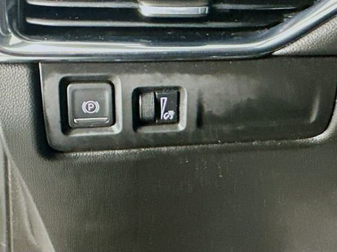 Used 2021 Cadillac XT4 Premium Luxury image 12