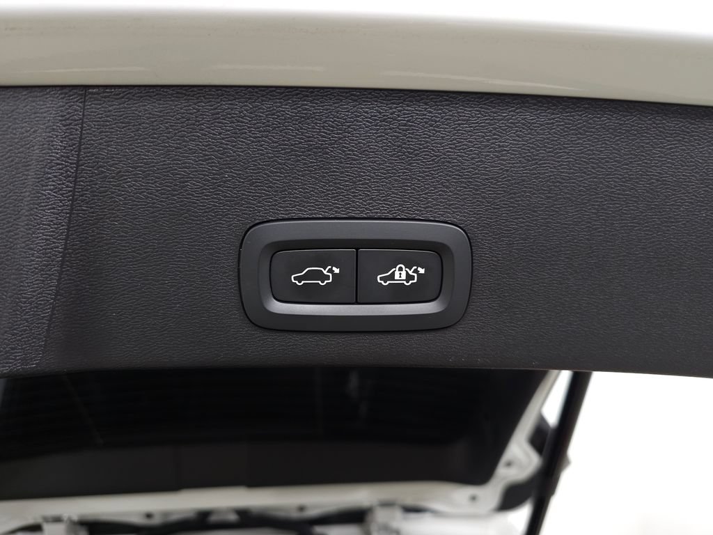 Certified 2024 Volvo XC40 B5 Plus w/ Climate Package AWD/4WD image 9