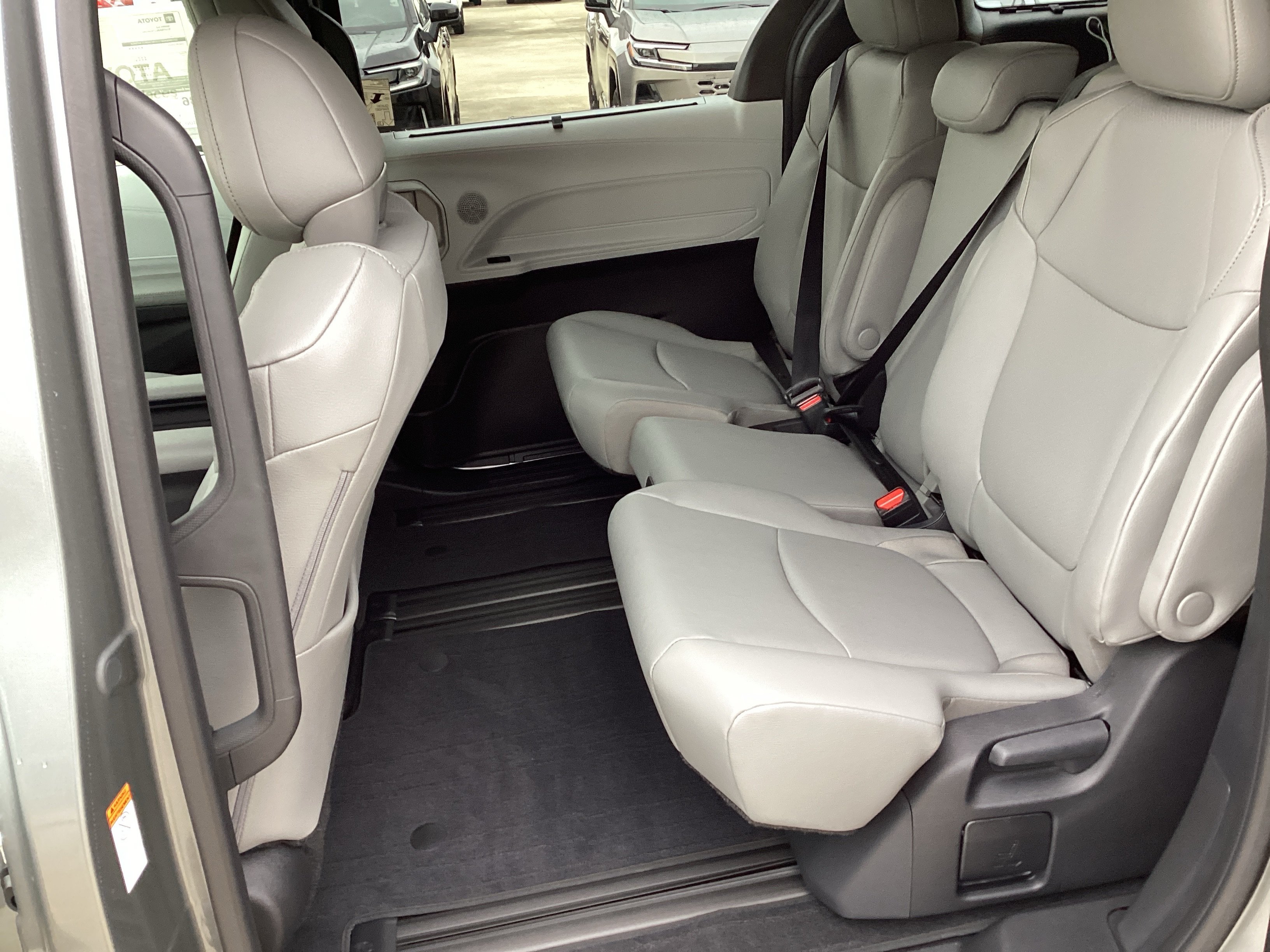 New 2026 Toyota Sienna XLE FWD image 4