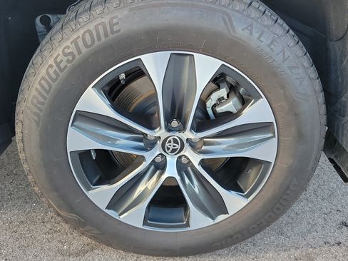 Used 2025 Toyota Highlander XLE AWD/4WD image 12
