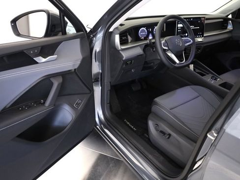 New 2025 Volkswagen Tiguan SE image 9