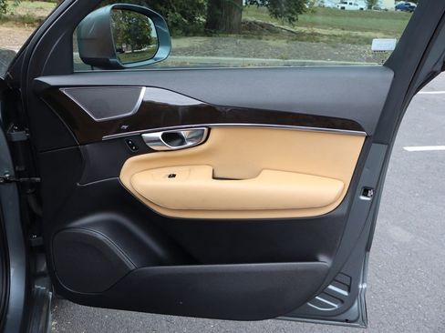 Used 2018 Volvo XC90 T6 Momentum w/ Convenience Package image 28