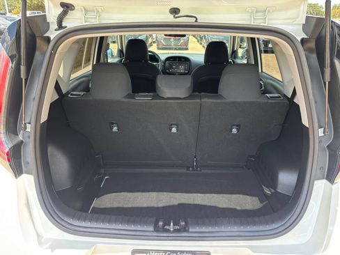 Used 2025 Kia Soul LX w/ LX Technology Package FWD image 24