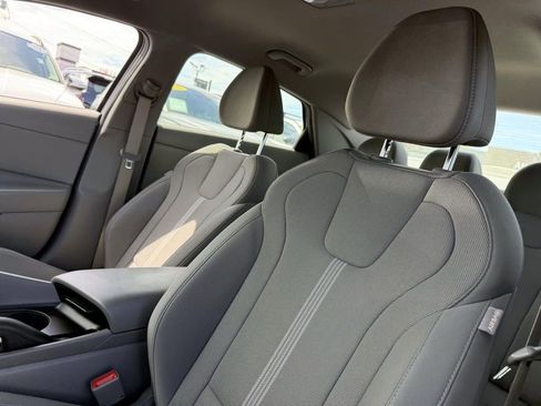 Certified 2023 Hyundai Elantra SE w/ Preferred Accessory Package FWD image 17