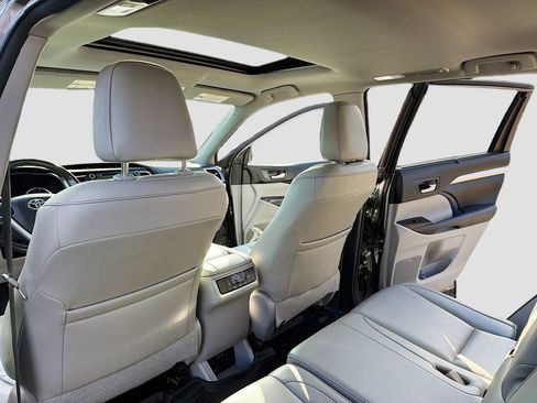 Used 2018 Toyota Highlander XLE image 22