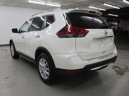 Used 2018 Nissan Rogue SV image 4