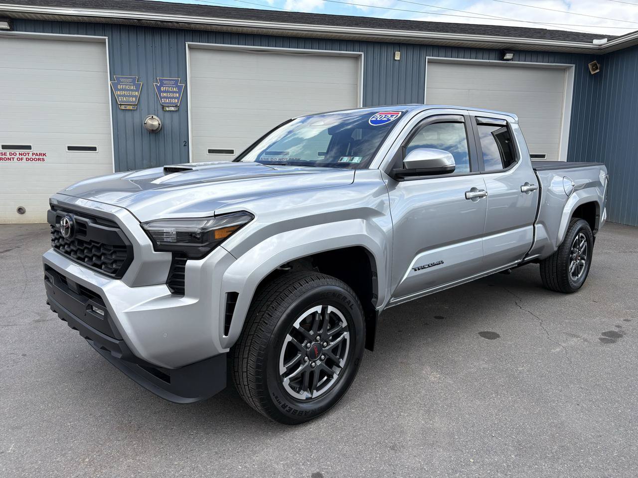 Used 2024 Toyota Tacoma TRD Sport w/ TRD Sport Upgrade Package AWD/4WD image 1
