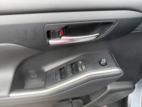 Used 2023 Toyota Highlander XLE FWD image 11