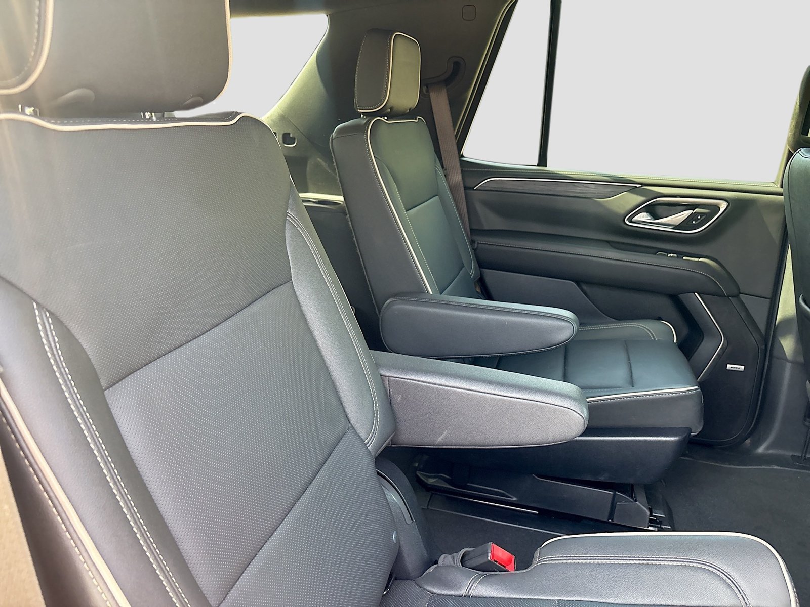 Used 2024 GMC Yukon SLT w/ SLT Luxury Package RWD image 28