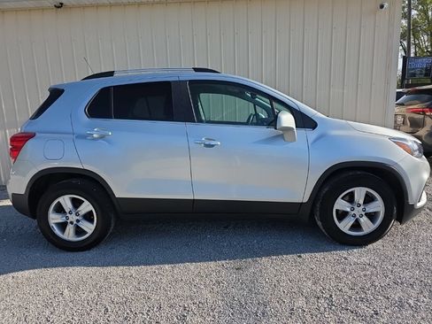 Used 2019 Chevrolet Trax LT w/ LT Convenience Package FWD image 3