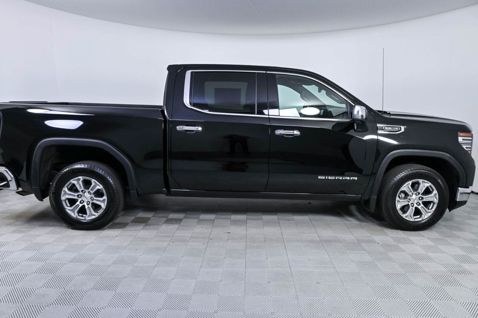 Used 2025 GMC Sierra 1500 SLT RWD image 25
