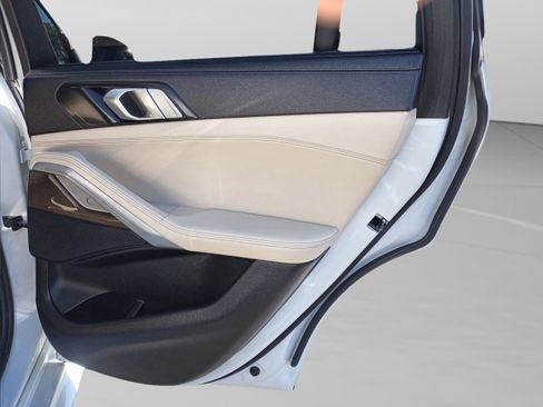 Used 2022 BMW X6 xDrive40i w/ Executive Package image 40