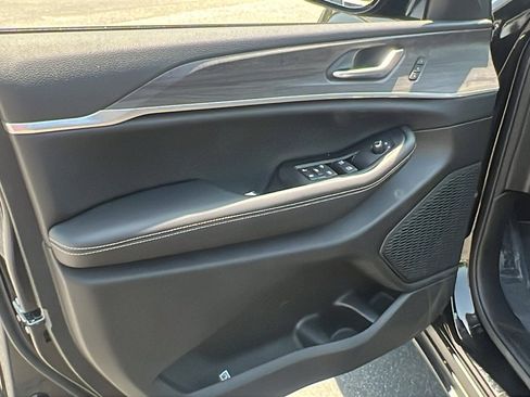 New 2025 Jeep Grand Cherokee L Limited w/ Luxury Tech Group II image 16