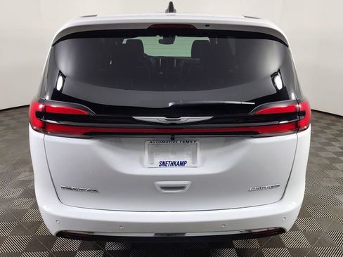 New 2026 Chrysler Pacifica Limited image 7