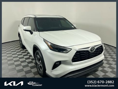 Used 2022 Toyota Highlander XLE FWD image 1