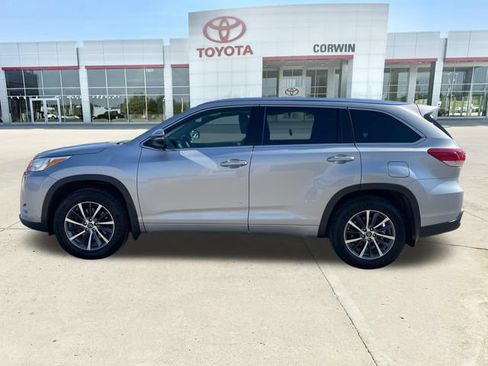 Used 2017 Toyota Highlander XLE AWD/4WD image 2
