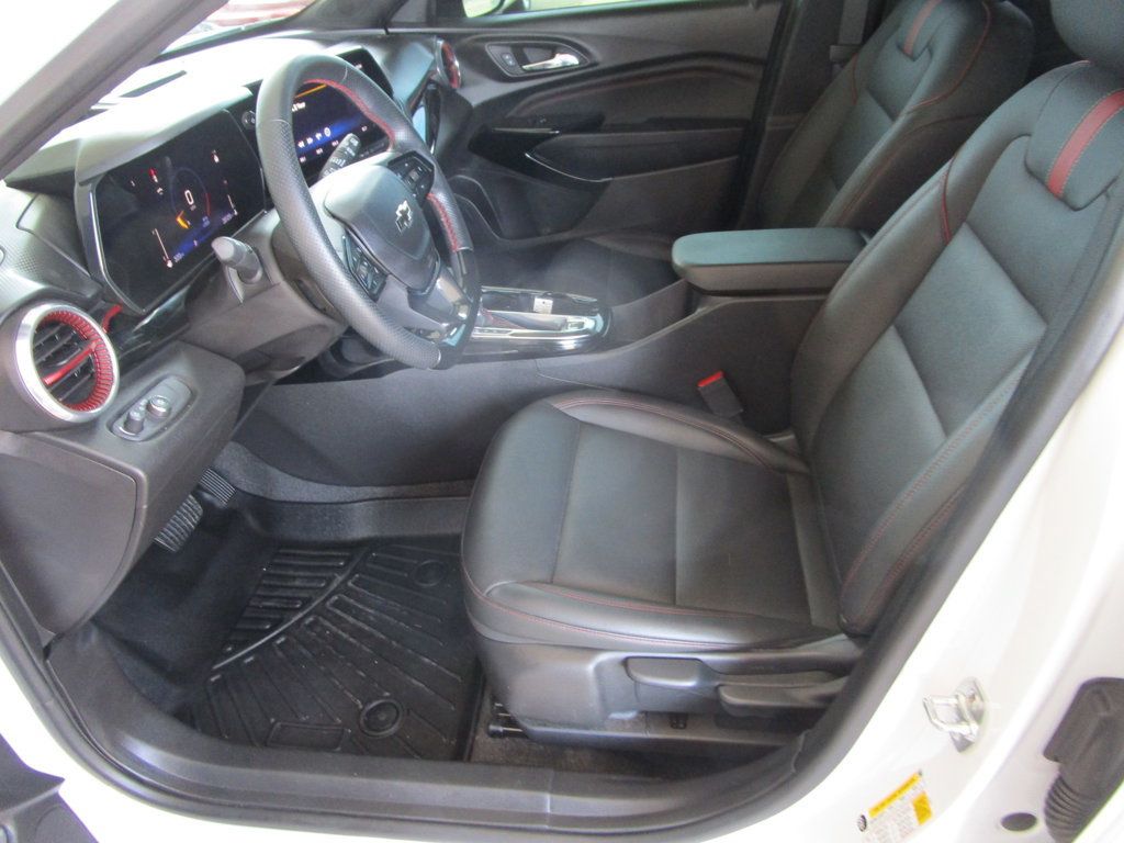 Used 2025 Chevrolet Trax RS w/ Sunroof Package FWD image 18