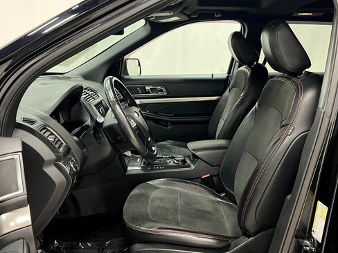 Used 2018 Ford Explorer XLT w/ Equipment Group 202A AWD/4WD image 14