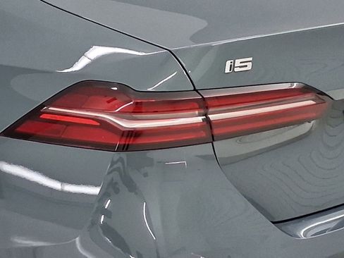 New 2026 BMW i5 eDrive40 image 11